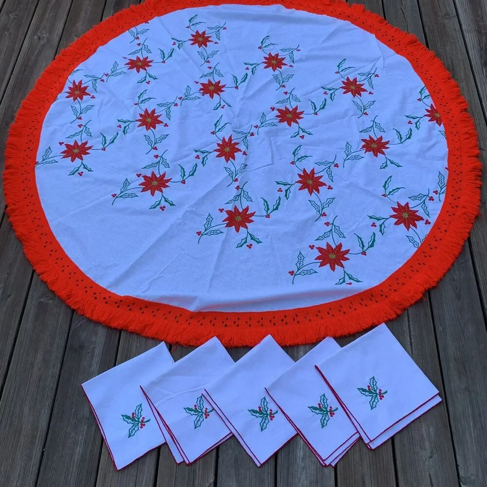 Vintage Embroidered Cotton Christmas Round Tablecloth 57” Yarn Fringe 5 Napkins
